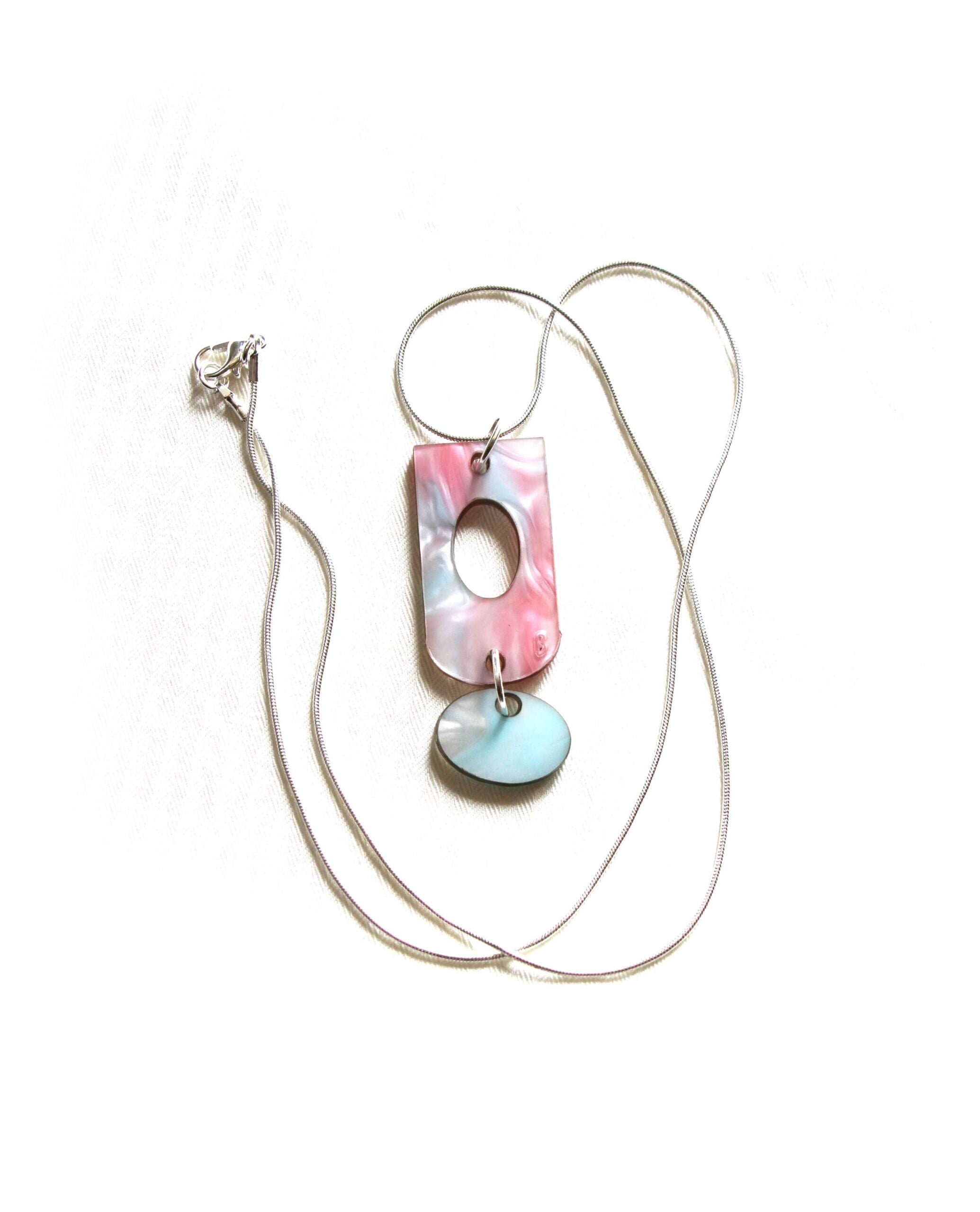 Collier en résine marbrée rose et turquoise avec double pendentif pour femme élégance