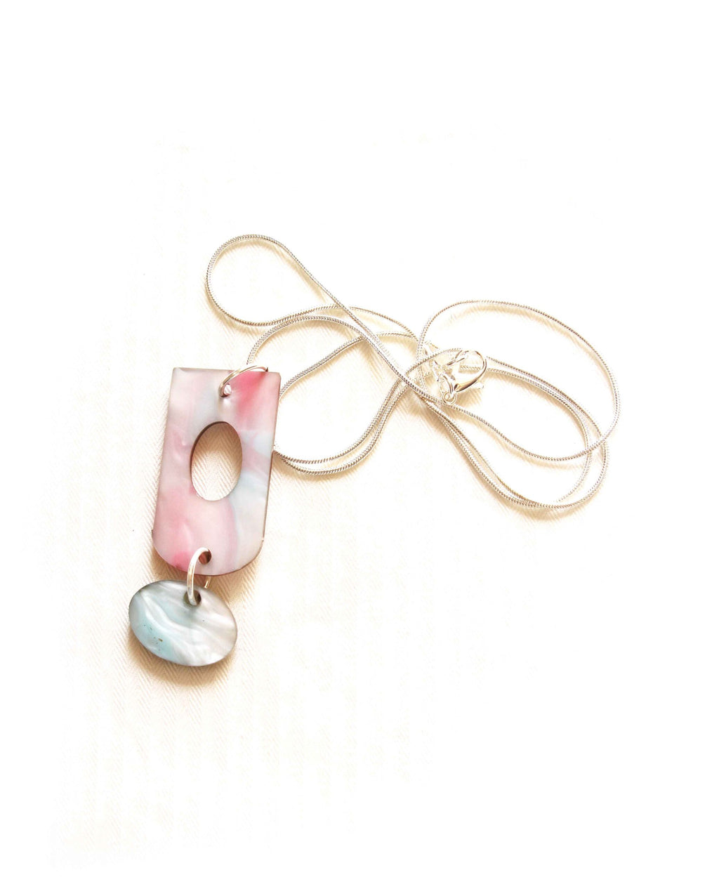 Collier en résine marbrée rose et turquoise avec double pendentif pour femme élégance