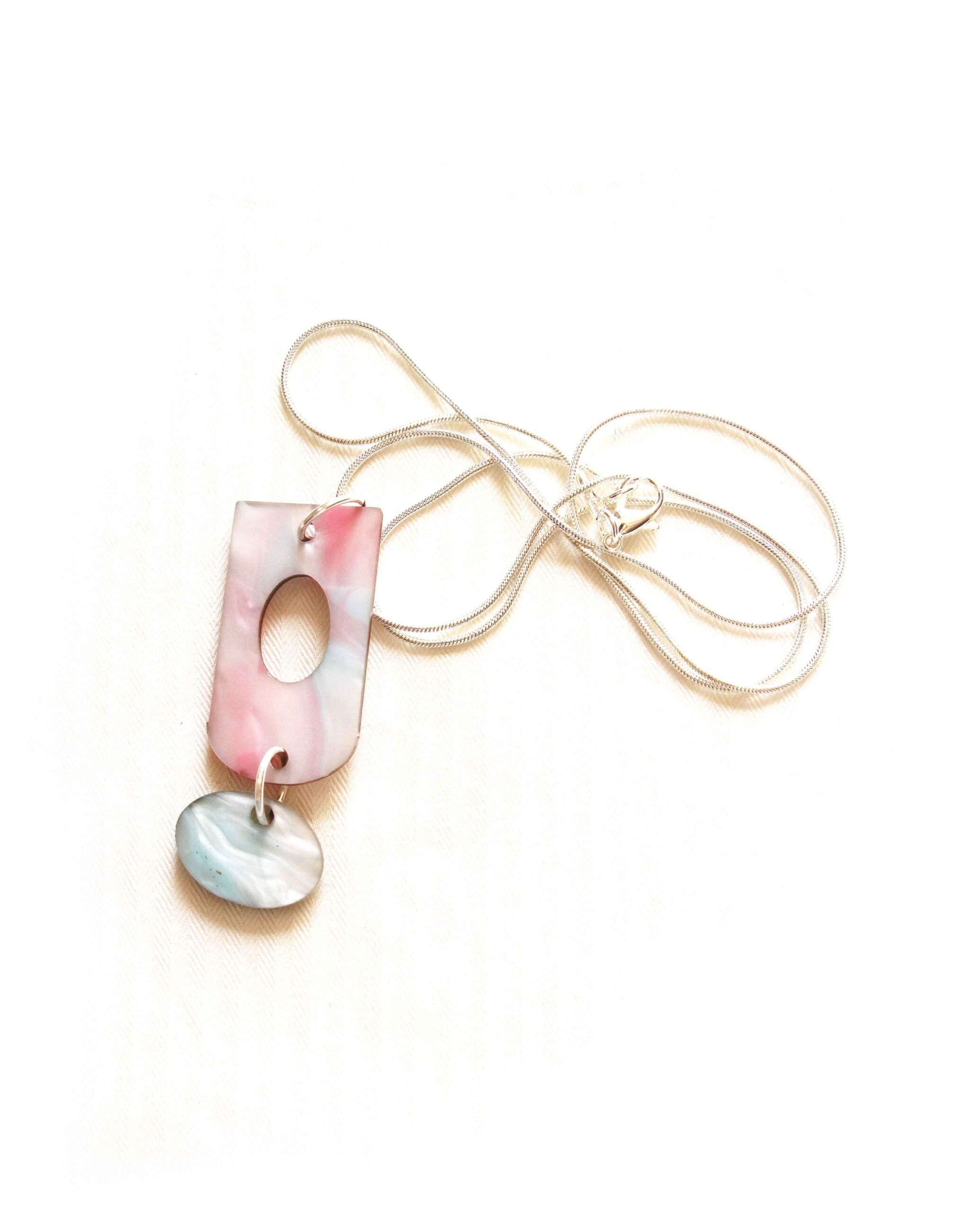 Collier en résine marbrée rose et turquoise avec double pendentif pour femme élégance