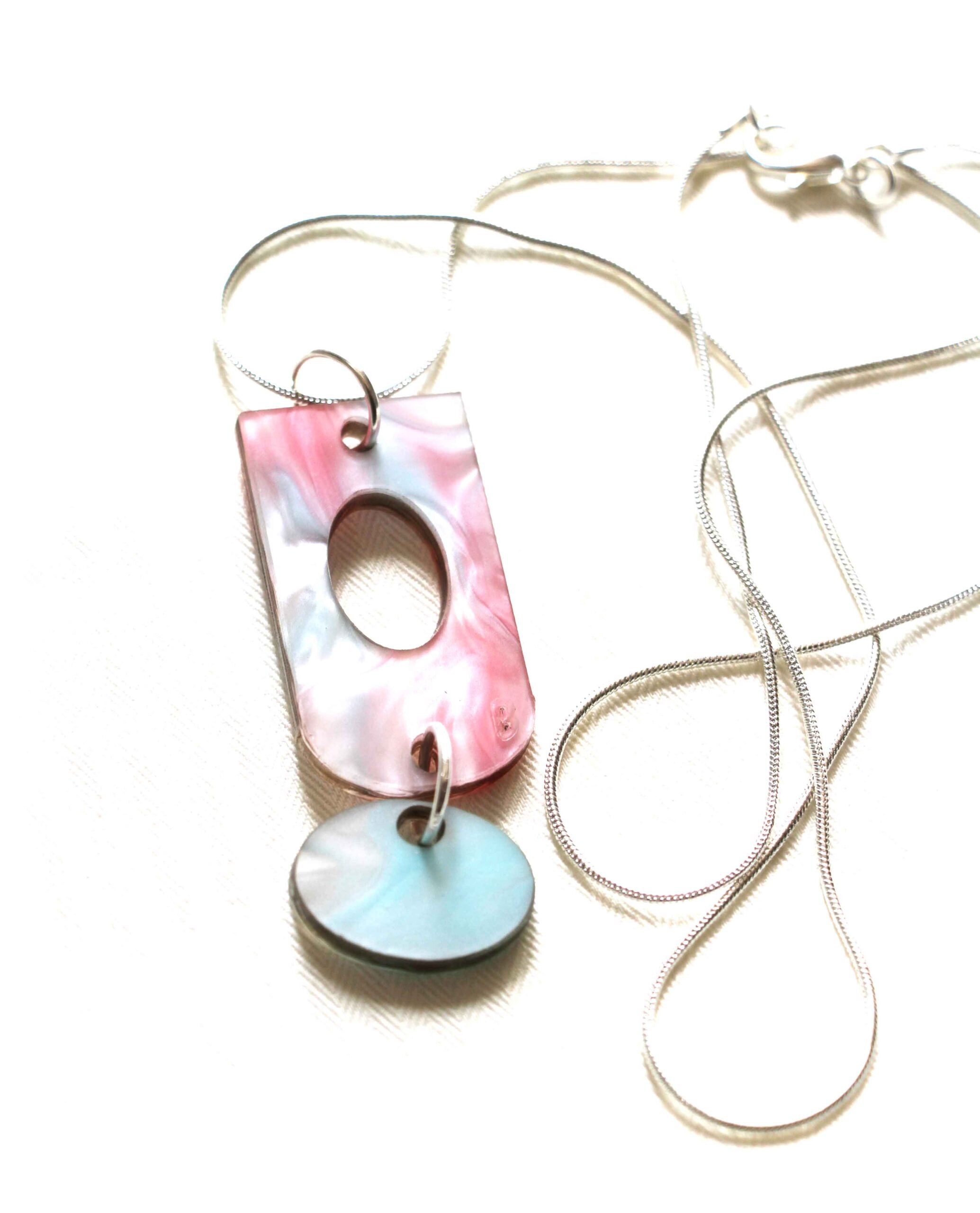 Collier en résine marbrée rose et turquoise avec double pendentif pour femme élégance