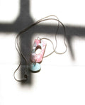 Collier en résine marbrée rose et turquoise avec double pendentif pour femme élégance