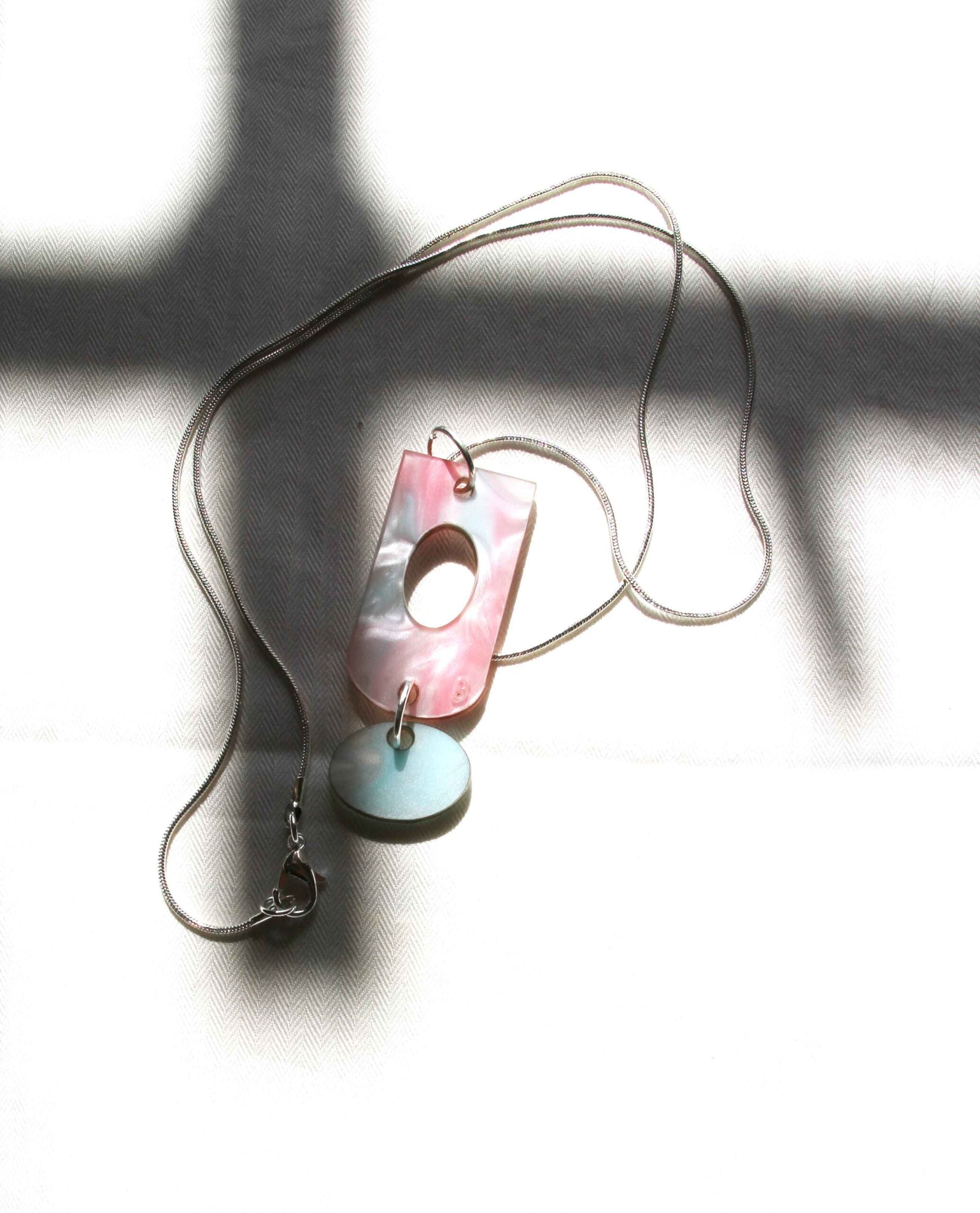 Collier en résine marbrée rose et turquoise avec double pendentif pour femme élégance