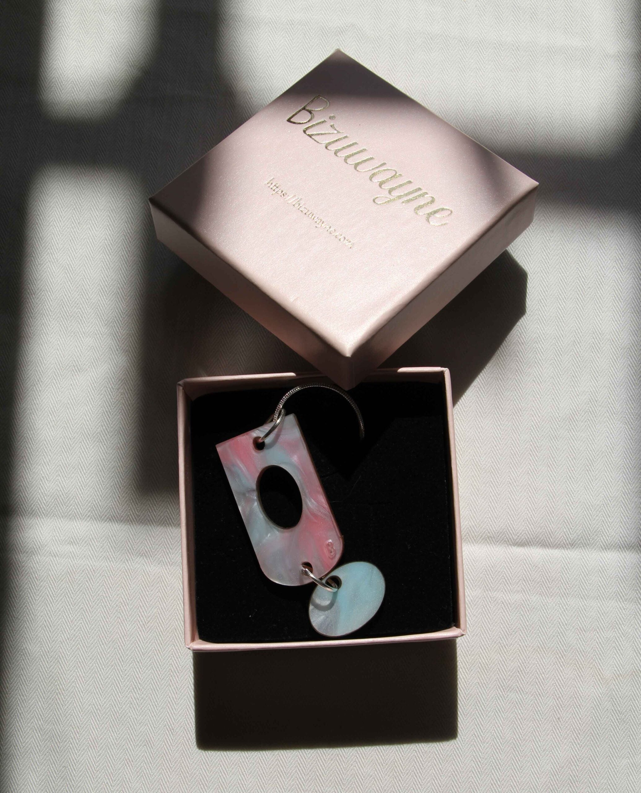 Collier en résine marbrée rose et turquoise avec double pendentif pour femme élégance