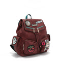 Sac à dos rouge avec multiples patchs